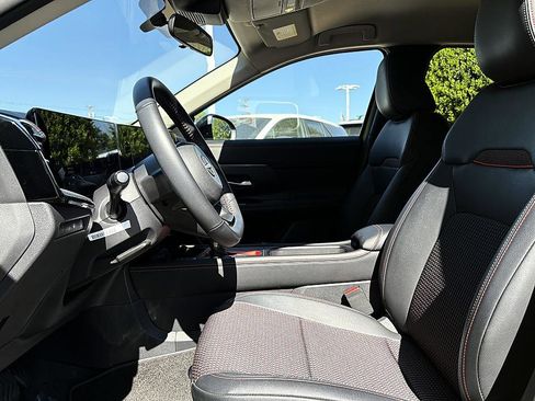 Used 2025 Nissan Kicks SR FWD image 9