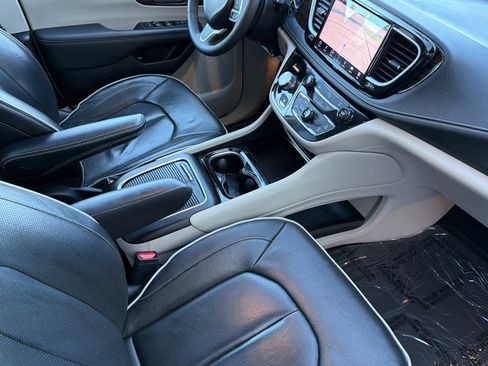 Used 2023 Chrysler Pacifica Limited image 17