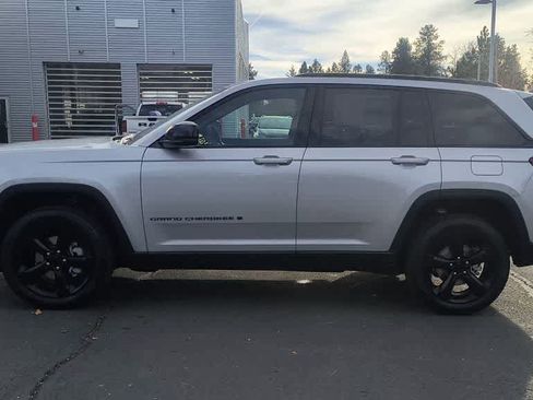 New 2025 Jeep Grand Cherokee Limited w/ Luxury Tech Group II image 5