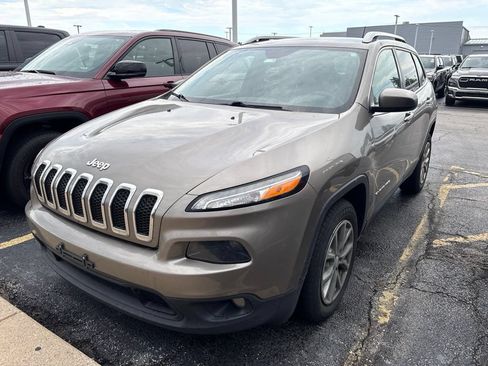 Used 2016 Jeep Cherokee Latitude FWD image 2