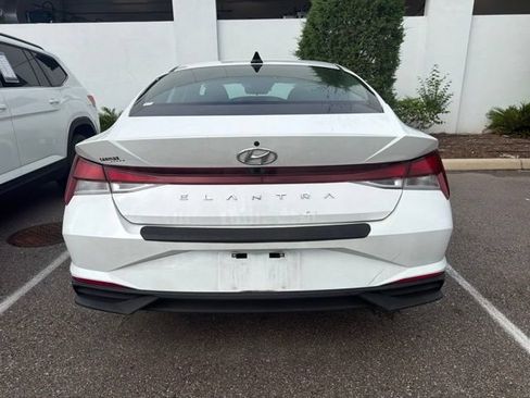 Used 2022 Hyundai Elantra SEL FWD image 2