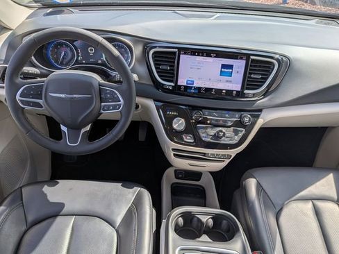 Used 2023 Chrysler Pacifica Touring-L image 15