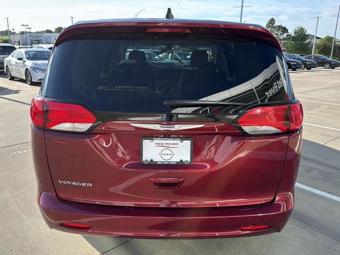 Used 2021 Chrysler Voyager LX w/ Cold Weather Group FWD image 9