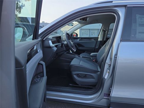 New 2026 Volkswagen Tiguan SE FWD image 14