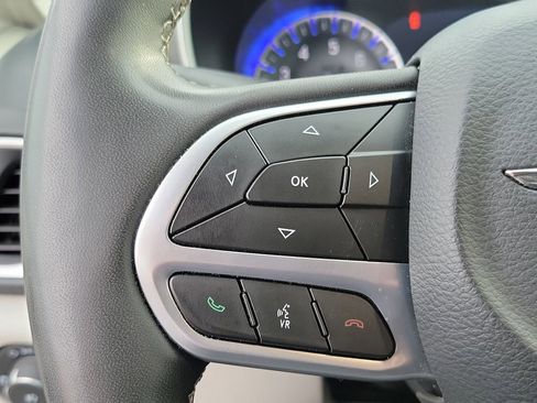 Certified 2024 Chrysler Pacifica Touring-L image 6