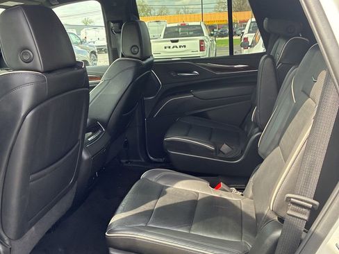 Used 2023 Cadillac Escalade Premium Luxury AWD/4WD image 18