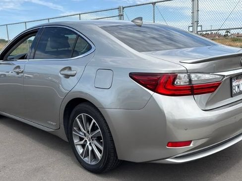 Used 2018 Lexus ES 300h w/ Luxury Package FWD image 5