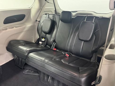Used 2023 Chrysler Pacifica Touring-L FWD image 11