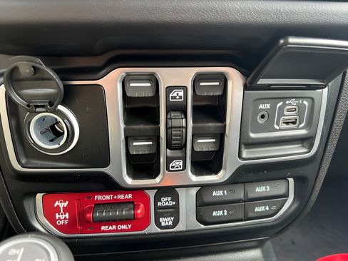 Used 2024 Jeep Wrangler Unlimited Rubicon AWD/4WD image 31