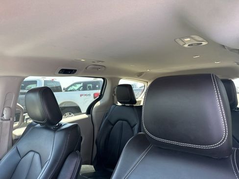 Used 2023 Chrysler Pacifica Touring-L FWD image 10