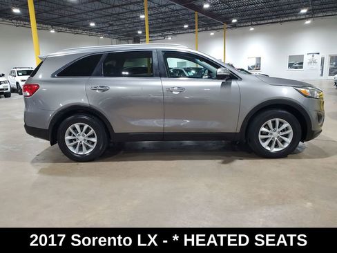 Used 2017 Kia Sorento LX w/ LX Convenience Package image 5