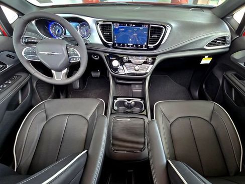 New 2026 Chrysler Pacifica Limited FWD image 9