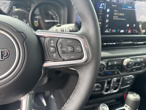 Used 2025 Jeep Wrangler Unlimited Sahara AWD/4WD image 10