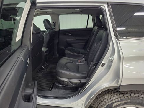 Used 2022 Toyota Highlander XLE image 13