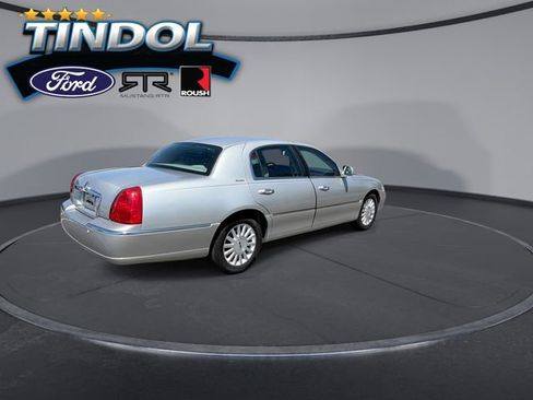 Used 2003 Lincoln Town Car Signature RWD image 8