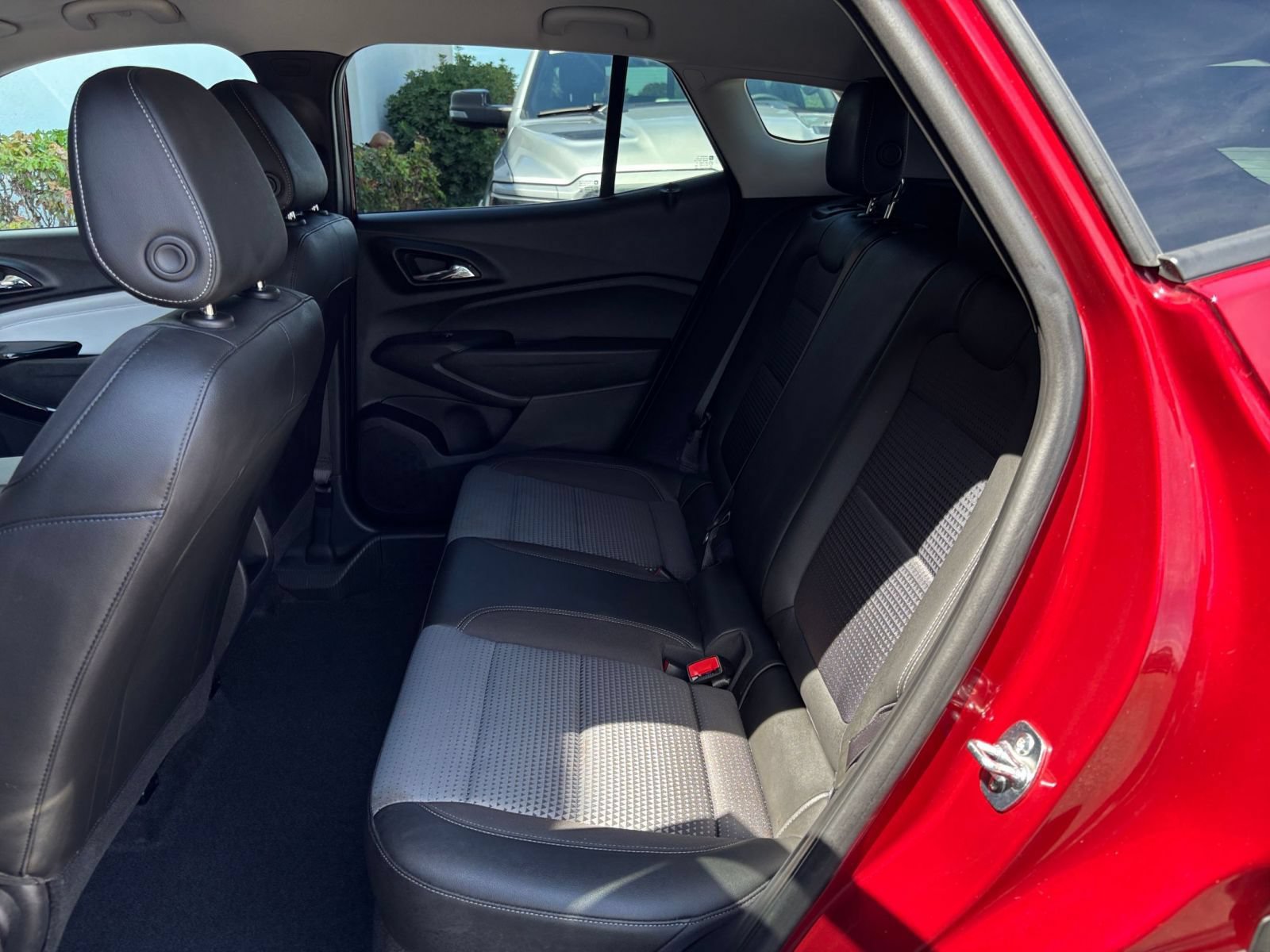 Used 2025 Chevrolet Trax LT w/ LT Convenience Package FWD image 46