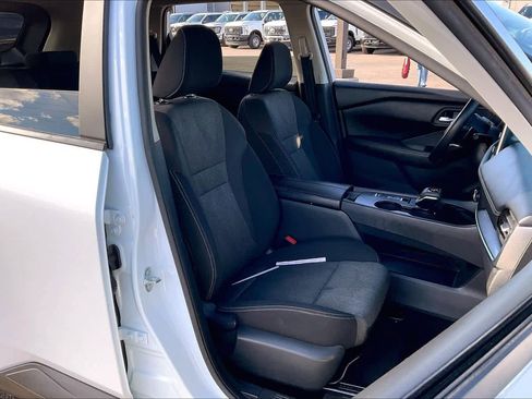 Used 2024 Nissan Rogue SV image 8