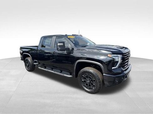 Used 2024 Chevrolet Silverado 2500 LT w/ Midnight Edition AWD/4WD image 3