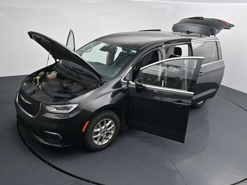 Used 2023 Chrysler Pacifica Touring-L FWD image 26