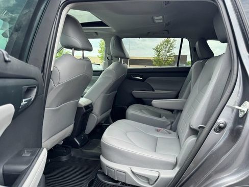 Used 2021 Toyota Highlander XLE AWD/4WD image 10