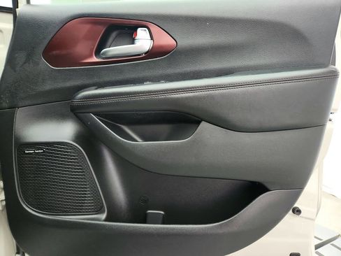 Used 2020 Chrysler Pacifica Limited FWD image 34