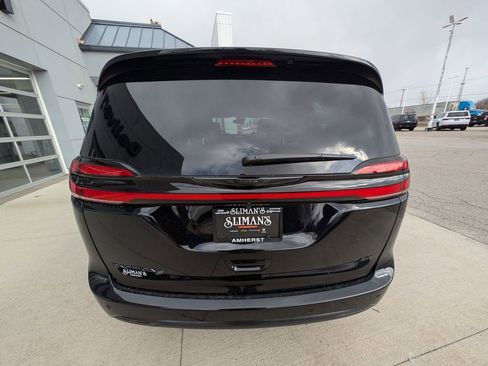 New 2026 Chrysler Pacifica Select image 9