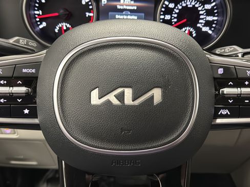 Used 2024 Kia Carnival LX FWD image 15