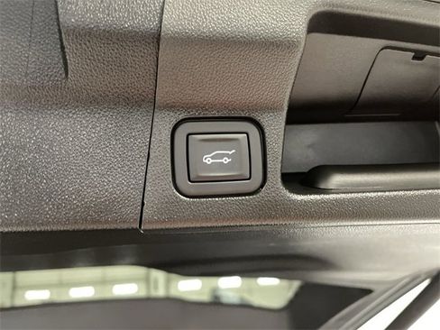 Certified 2023 GMC Acadia SLE w/ Driver Convenience Package image 16