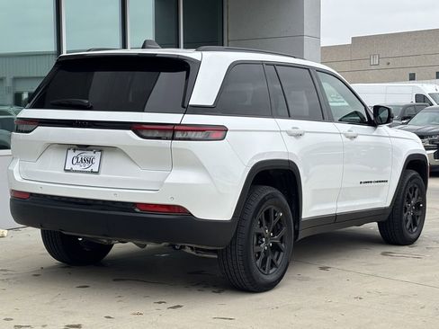 New 2025 Jeep Grand Cherokee Laredo image 3
