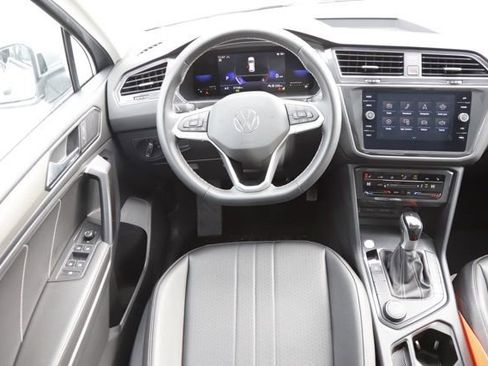 Used 2022 Volkswagen Tiguan SE w/ Panoramic Sunroof Package image 18