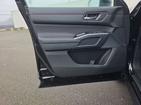 New 2025 Nissan Pathfinder SL w/ Black Appearance Package image 16