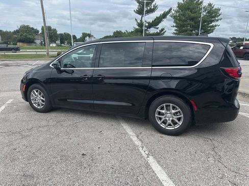 New 2025 Chrysler Pacifica Select w/ Uconnect Theater Family Group image 21