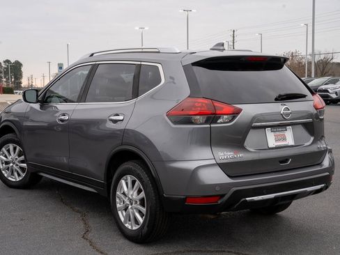 Used 2020 Nissan Rogue SV image 3