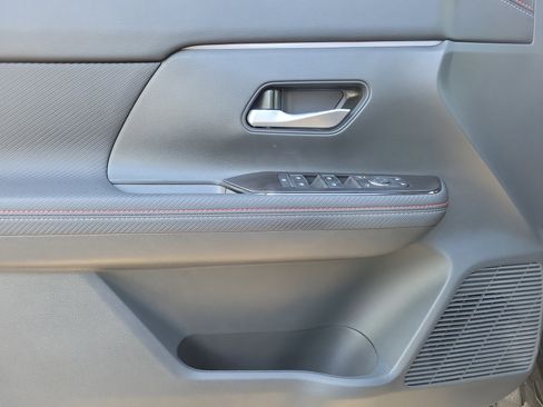 Certified 2025 Nissan Kicks SR FWD image 15