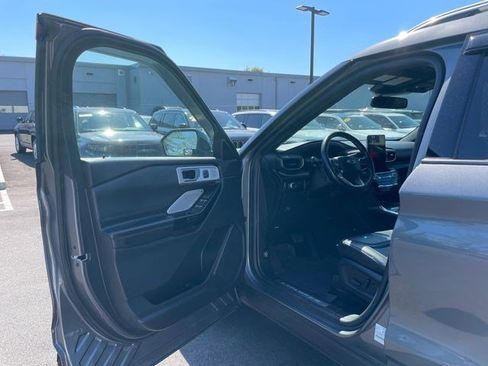 Used 2021 Ford Explorer Platinum w/ Equipment Group 601A AWD/4WD image 36