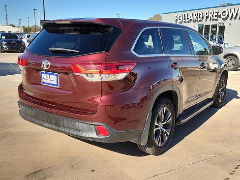 Used 2018 Toyota Highlander LE image 3