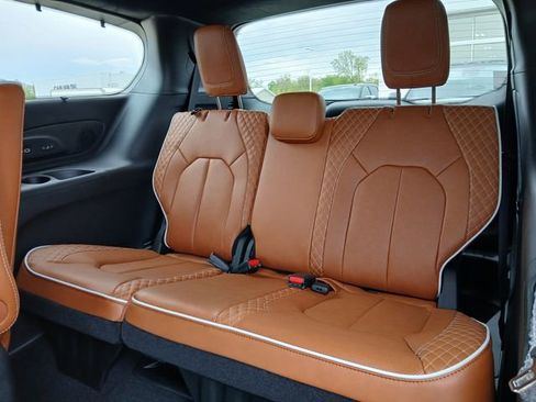 New 2026 Chrysler Pacifica Pinnacle AWD/4WD image 14
