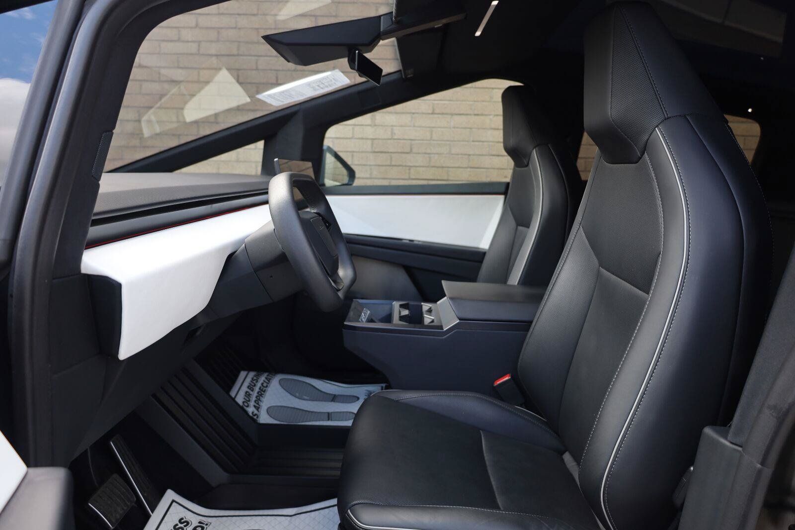 Used 2024 Tesla Cybertruck AWD Crew Cab image 19