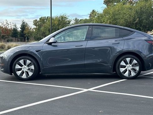 Used 2022 Tesla Model Y Long Range image 10