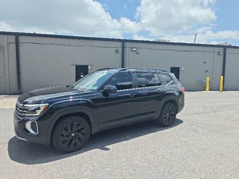 Used 2024 Volkswagen Atlas SE w/ Black Wheel Package FWD image 6