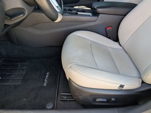 Used 2025 Nissan Altima 2.5 SV FWD image 14