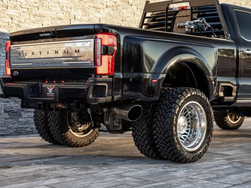 Used 2024 Ford F450 Platinum w/ FX4 Off-Road Package image 17