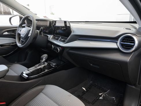 Used 2025 Chevrolet Trax LT FWD image 39
