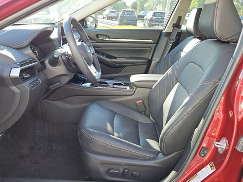 Used 2024 Nissan Altima 2.5 SR w/ SR Premium Package FWD image 3
