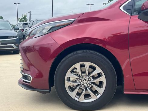 Used 2025 Toyota Sienna XLE FWD image 8