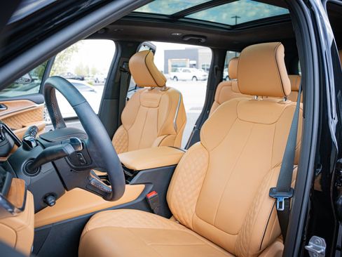 Used 2025 Jeep Grand Cherokee Summit image 11