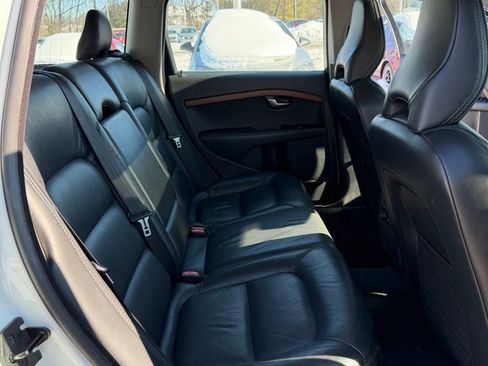 Used 2010 Volvo XC70 3.2 image 16
