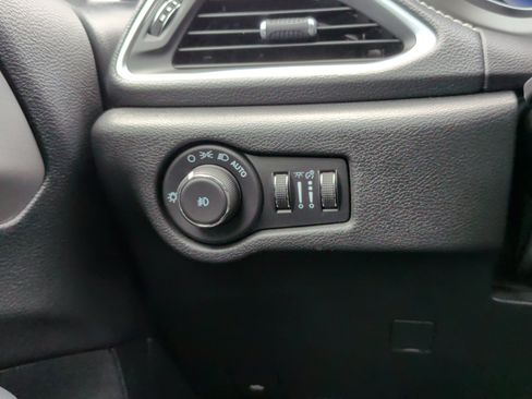 Used 2022 Chrysler Pacifica Limited w/ Uconnect Theater Family Group FWD image 25