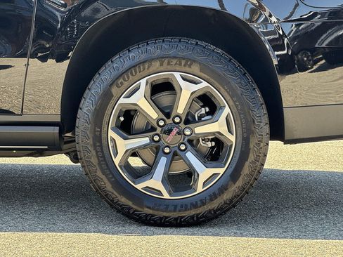 New 2026 GMC Yukon XL AT4 w/ AT4 Premium Plus Package AWD/4WD image 32