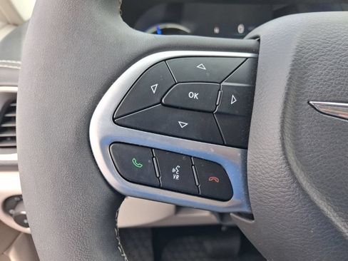Used 2022 Chrysler Pacifica Touring-L FWD image 26